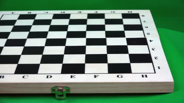 Egy sorban egy sakktábla fehér gyalogok elrendezése — Stock videók