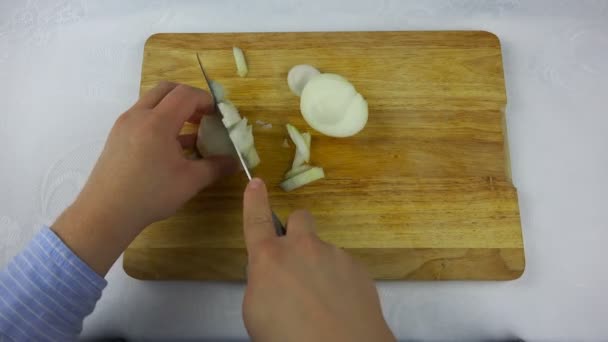 Řezání velkých cibulí na prkně — Stock video
