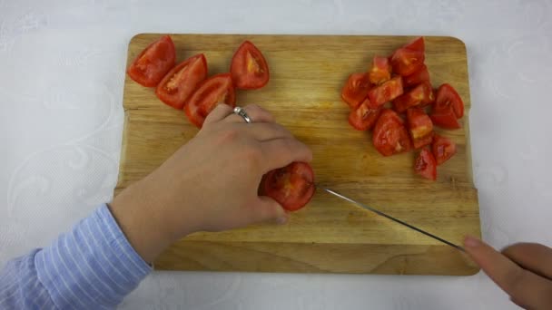 Pequeña trituración de tomate en lóbulos — Vídeo de stock