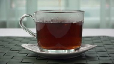 bir dere çay bir cam kaba dökülür