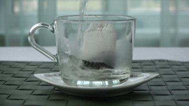 Bir torba çay bir fincan kaynar su dökün