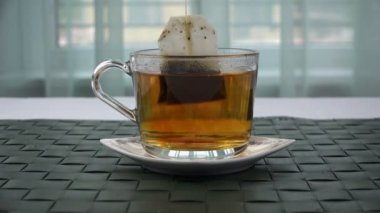 bir fincan kaynar suya batırılmış demlemek ile çanta