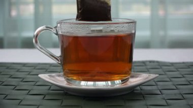 bir çay poşeti fincan çay alınır
