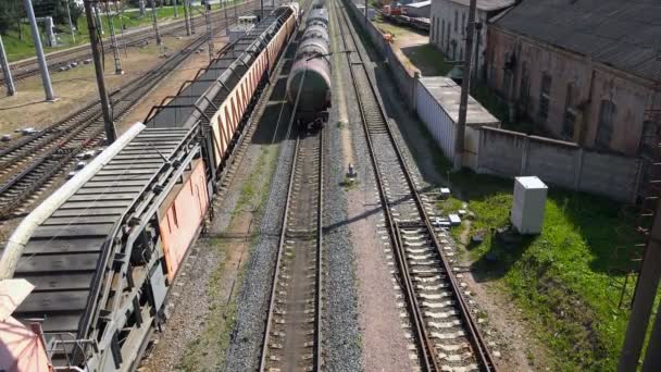 Вид зверху на прохідний вантажний поїзд — стокове відео