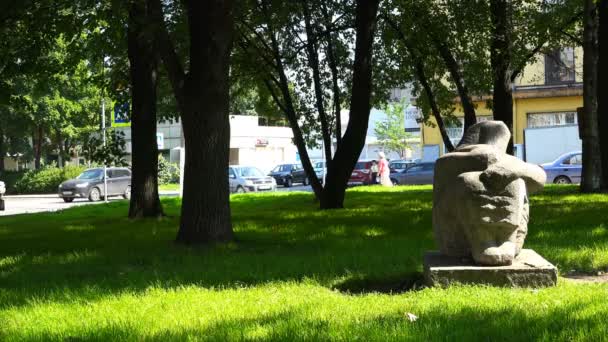 Каменный памятник в городском парке — стоковое видео