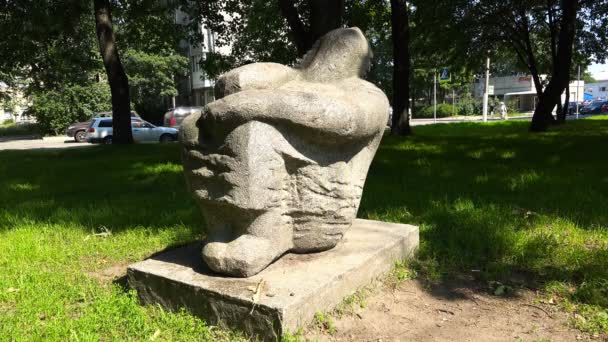 Eine steinerne Figur auf dem Rasen in einem Stadtpark — Stockvideo