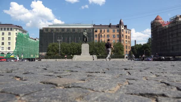 Un monumento a Lenin en la plaza central de la ciudad — Vídeos de Stock