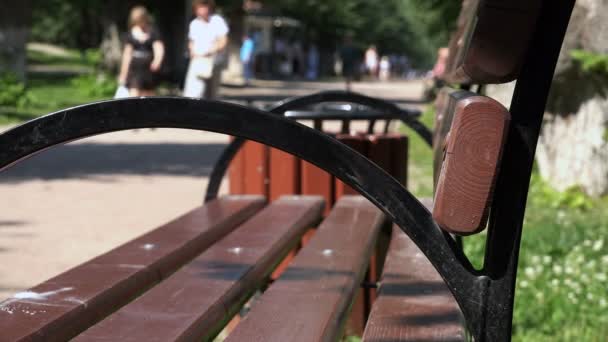 Dames met handtassen lopen op het plein op een koele zomerdag — Stockvideo