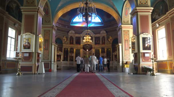 Священник в церкви проводит тайный ритуал — стоковое видео