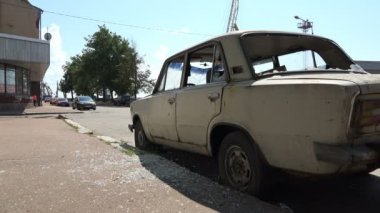 barbar saldırılara karşı yaralı araba