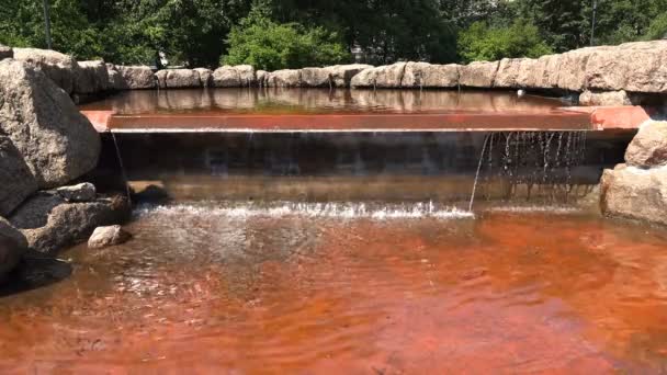 Чистая вода наполняет фонтан земляного красного дна — стоковое видео