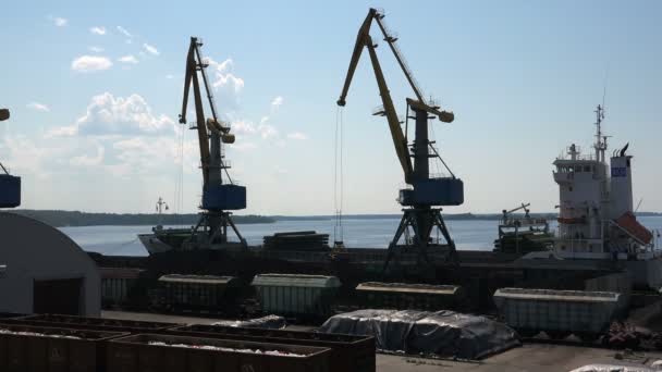 Grúa descarga barcaza en el muelle del puerto — Vídeos de Stock