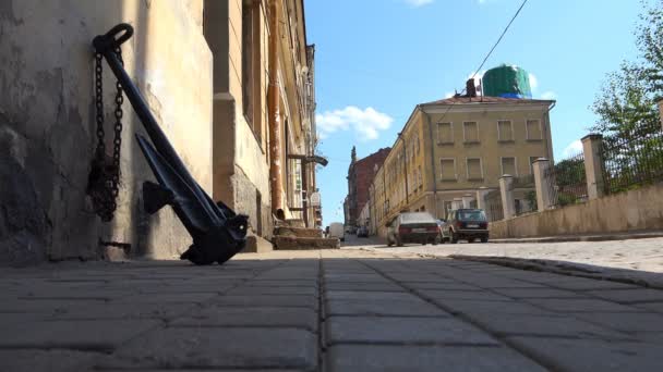 Anclado en la pared de la casa en Kastnaya Street Vyborg Center — Vídeos de Stock