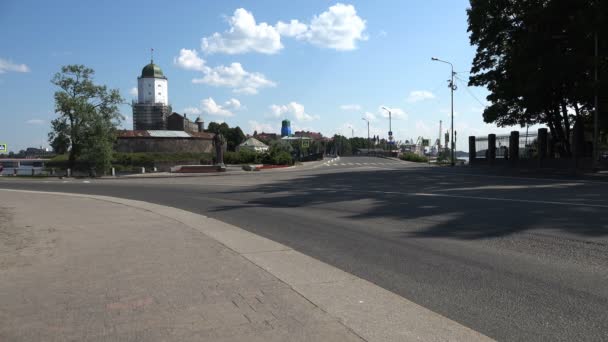 Lalu lintas mobil di Jalan Ostrovnaya di pusat kota — Stok Video