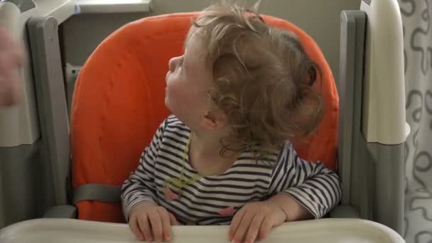 Bir yaşındaki çocuk üzerinde bir önlük — Stok video
