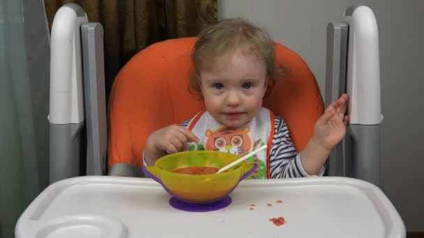 Childrens hand picks up crumbs from the table — Stock Video