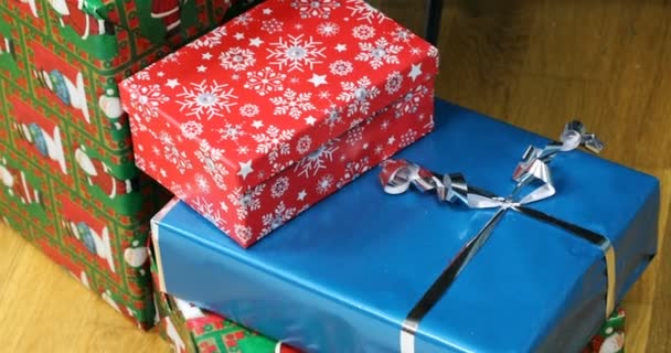 Geschenke in Kartons unter dem Weihnachtsbaum verpackt — Stockvideo