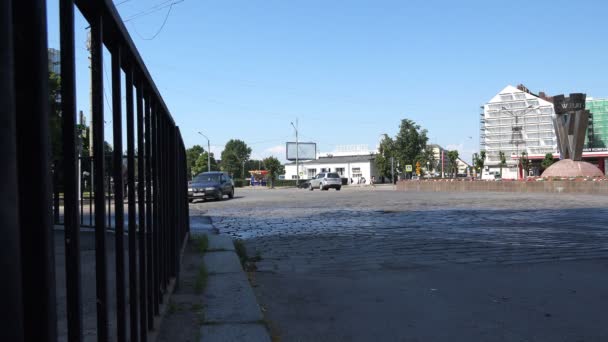 Cyclistes descendent la rue devant le bus — Video