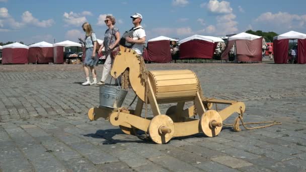 El autobús para en la carretera cerca de una gran cantidad de bicicletas en la acera — Vídeos de Stock