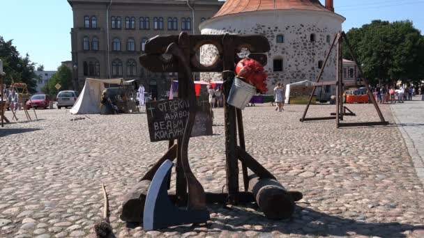 Rue de la ville avec une carte d'attractions sur le pilier — Video