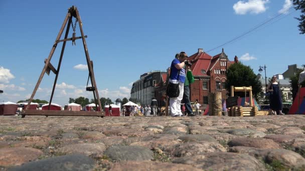 Donna fotografie mostra copie nella piazza della città — Video Stock