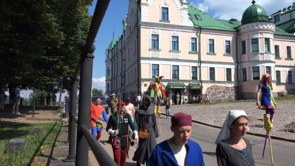 Röd cykel står ensam framför en byggnad med exotiska arkitektur — Stockvideo