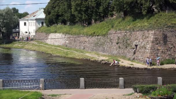 Starzy połatany siedziba rower parkowania na chodniku ulicy — Wideo stockowe