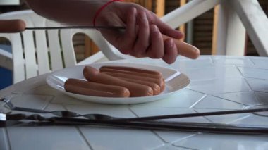 Barbekü için bir şiş üzerinde çekimi sosis yemek. Hızlı atış