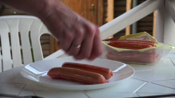 Рука человека молочные соски лает на белой тарелке — стоковое видео