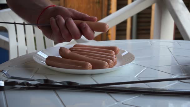 Sausages strung on a skewer — Stock Video