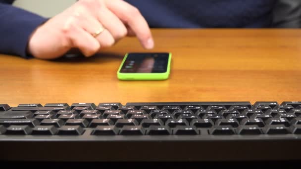 Mens hand typing on a smartphone — Stockvideo