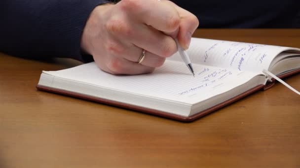 Een mens schrijft een witte pen — Stockvideo