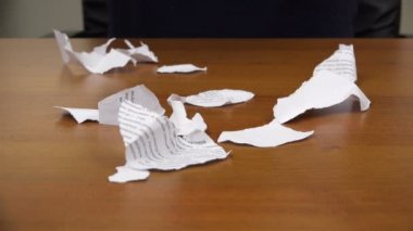 Masaya bir belge düşmek üstte artıkları ile parçaları yırtılmış