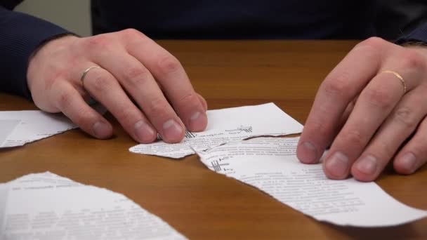 Fachhände restaurieren ein gedrucktes Dokument aus verschiedenen Schnipseln — Stockvideo