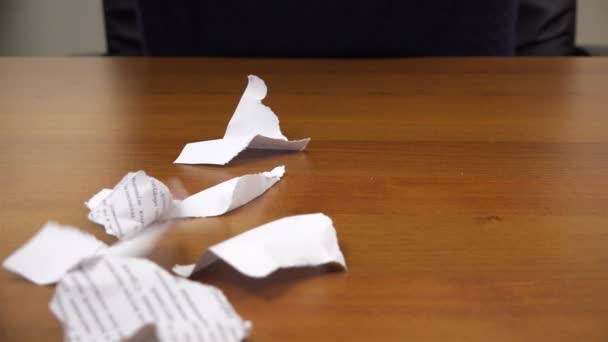 Trasiga bitar av papper faller på bordet — Stockvideo