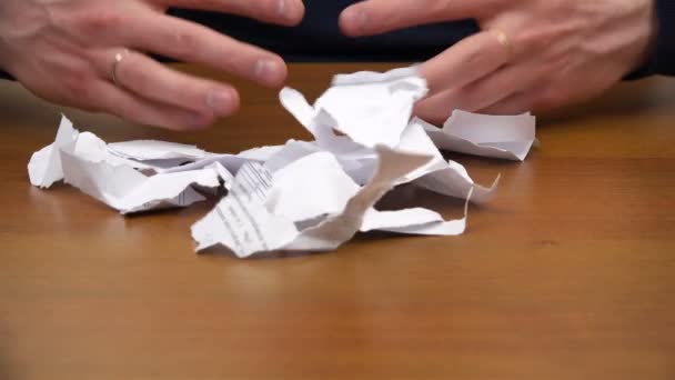 Las manos están remando documentos rotos y mostrando puños con una galleta — Vídeo de stock