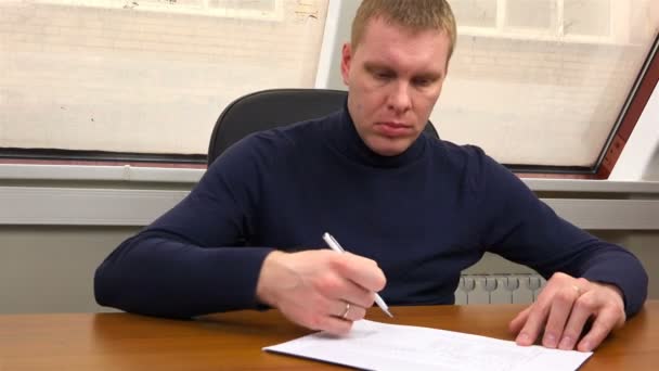 L'homme efface les entrées dans le document — Video