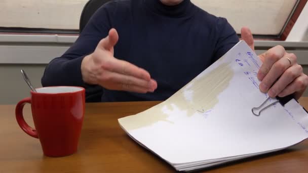 Documents souillés par la boisson renversée d'une tasse — Video