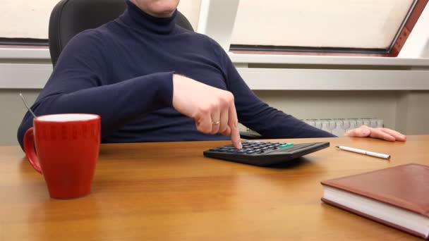 Trabajador de oficina cuenta con una calculadora — Vídeo de stock