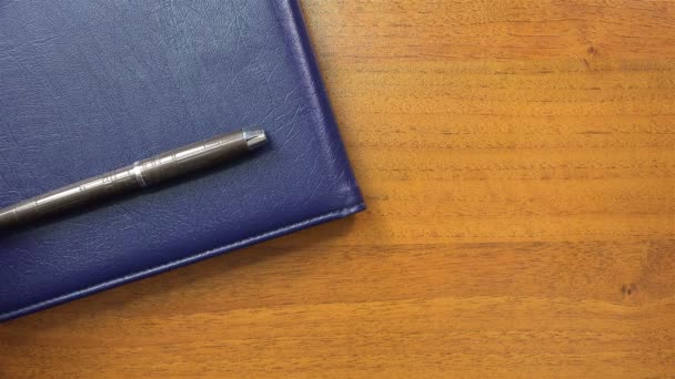 Estabelecer cadernos e caneta sobre a mesa — Vídeo de Stock