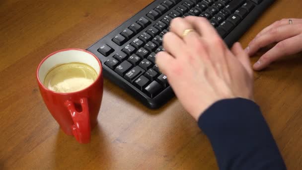 Чоловічі руки постукають пальцями на столі поруч з клавіатурою — стокове відео