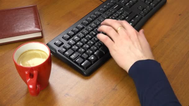 Mannenhand zenuwachtig te typen op het toetsenbord — Stockvideo