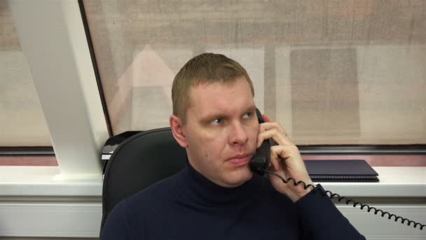 Мужчина пользуется информацией о телефонных разговорах — стоковое видео