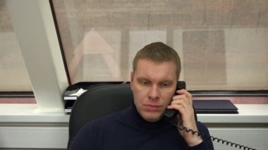 katip telefon bilgi tarafından şaşırttı ve bir parmak kendini, kafasına vuruyor