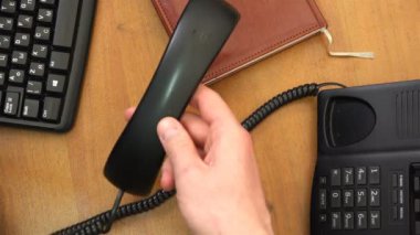 telefon cep telefonu masaüstü ofis günlüğü üzerinde yatıyor