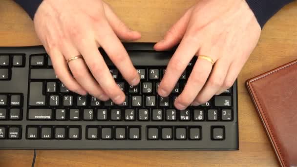 Dedos escribiendo en el teclado pulsando botones — Vídeos de Stock