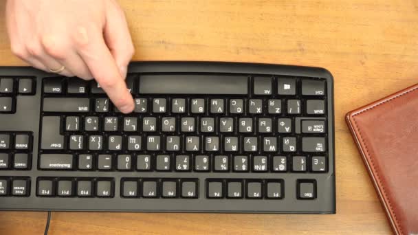 Palec wskazujący prawej ręki naciska jednej litery na klawiaturze — Wideo stockowe