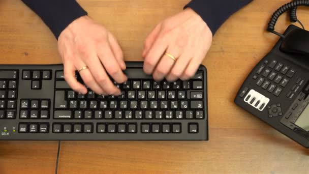 Vingers typt letters op het toetsenbord. Van bovenaf bekijken — Stockvideo