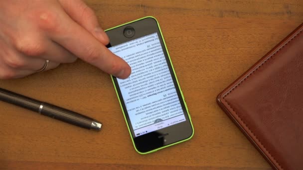 Finger scrollt E-Mail-Text über Smartphone-Display — Stockvideo