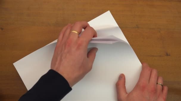 Пальцы подсчитывают листы бумаги — стоковое видео